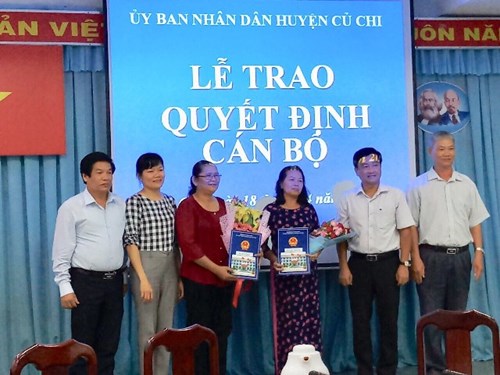 Buổi trao Quyết định cho cán bộ quản lý các trường học